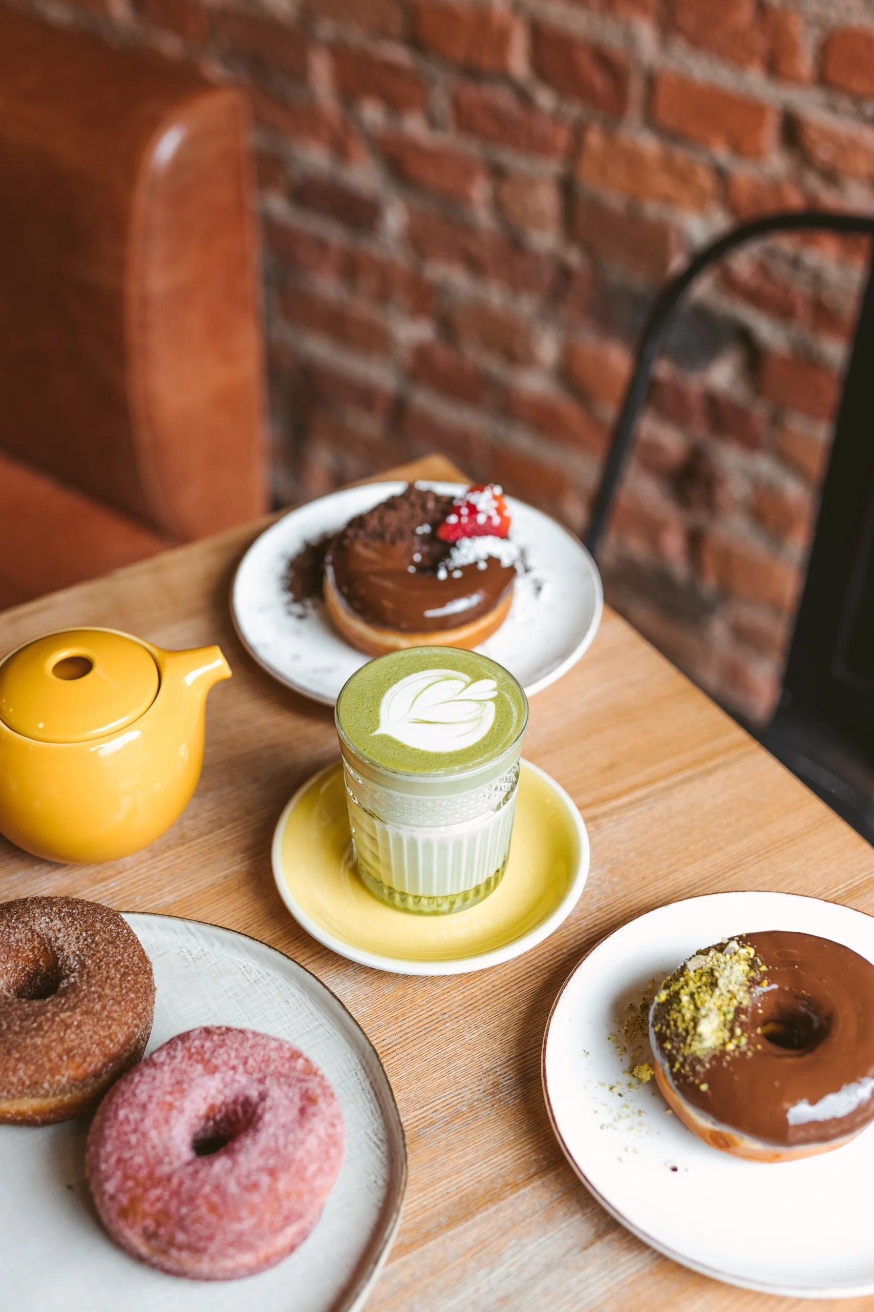 Vegan spurgos ir matcha latte