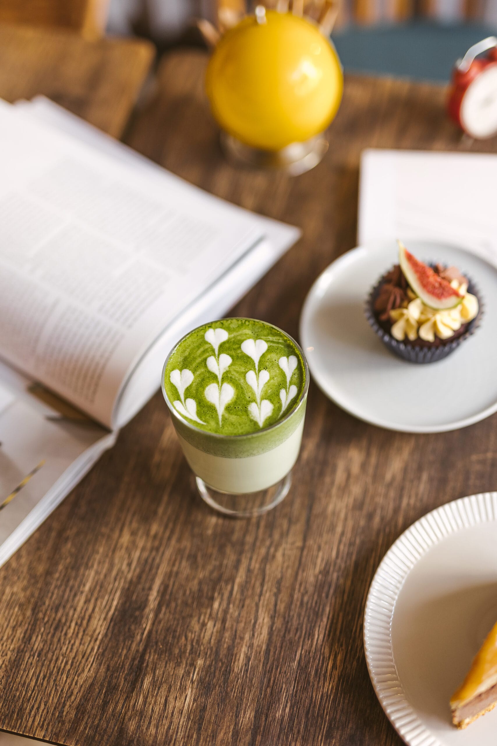 Matcha latte su augaliniu pienu