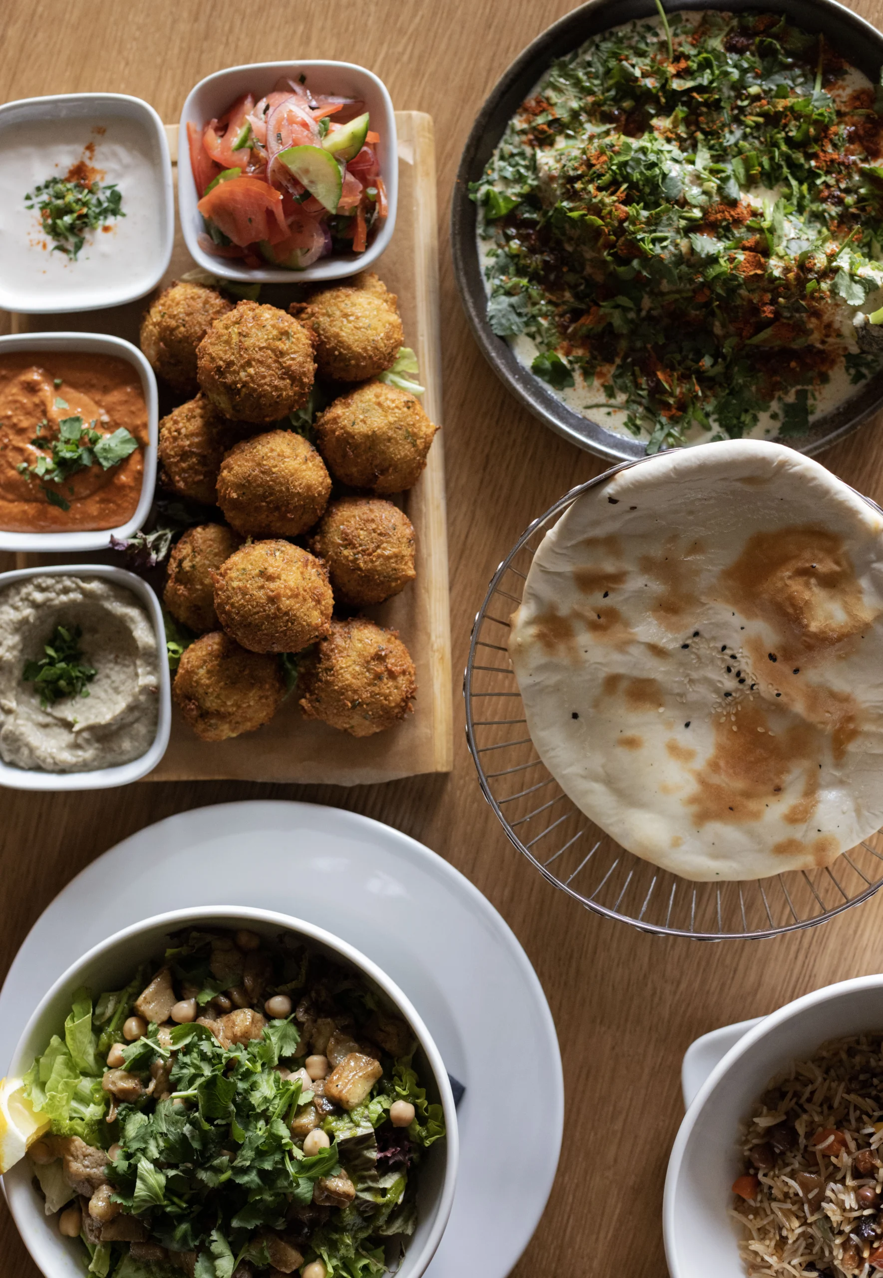 Falafeliai, humusas ir salotos