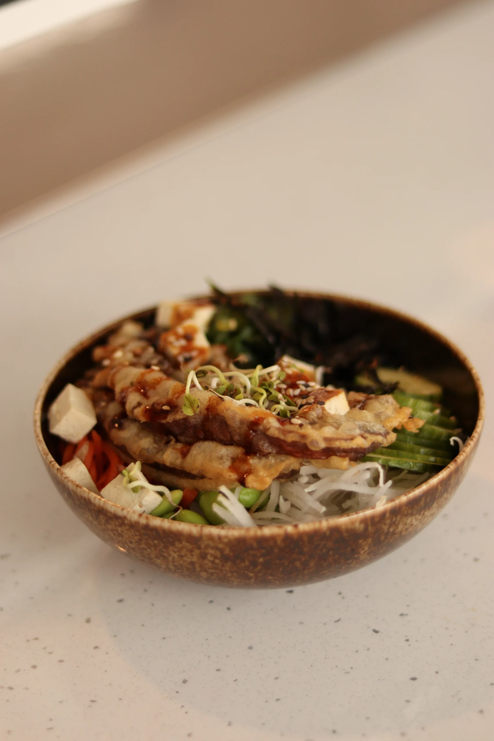 Veganiskas sushi bowlas