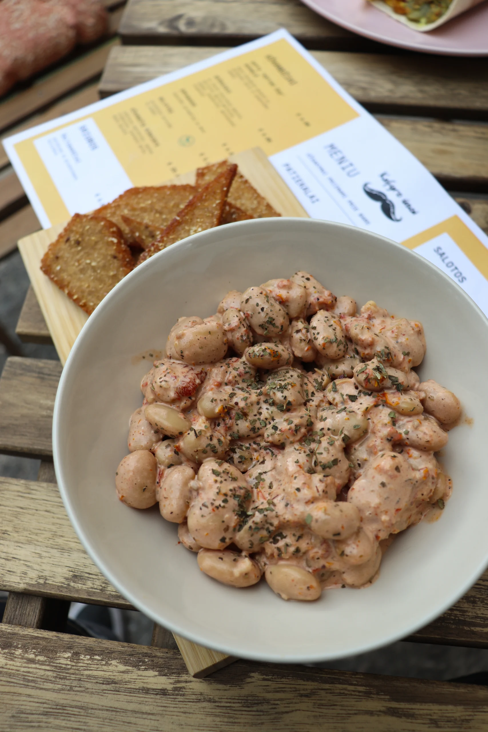 Pupeles ir kepta duona