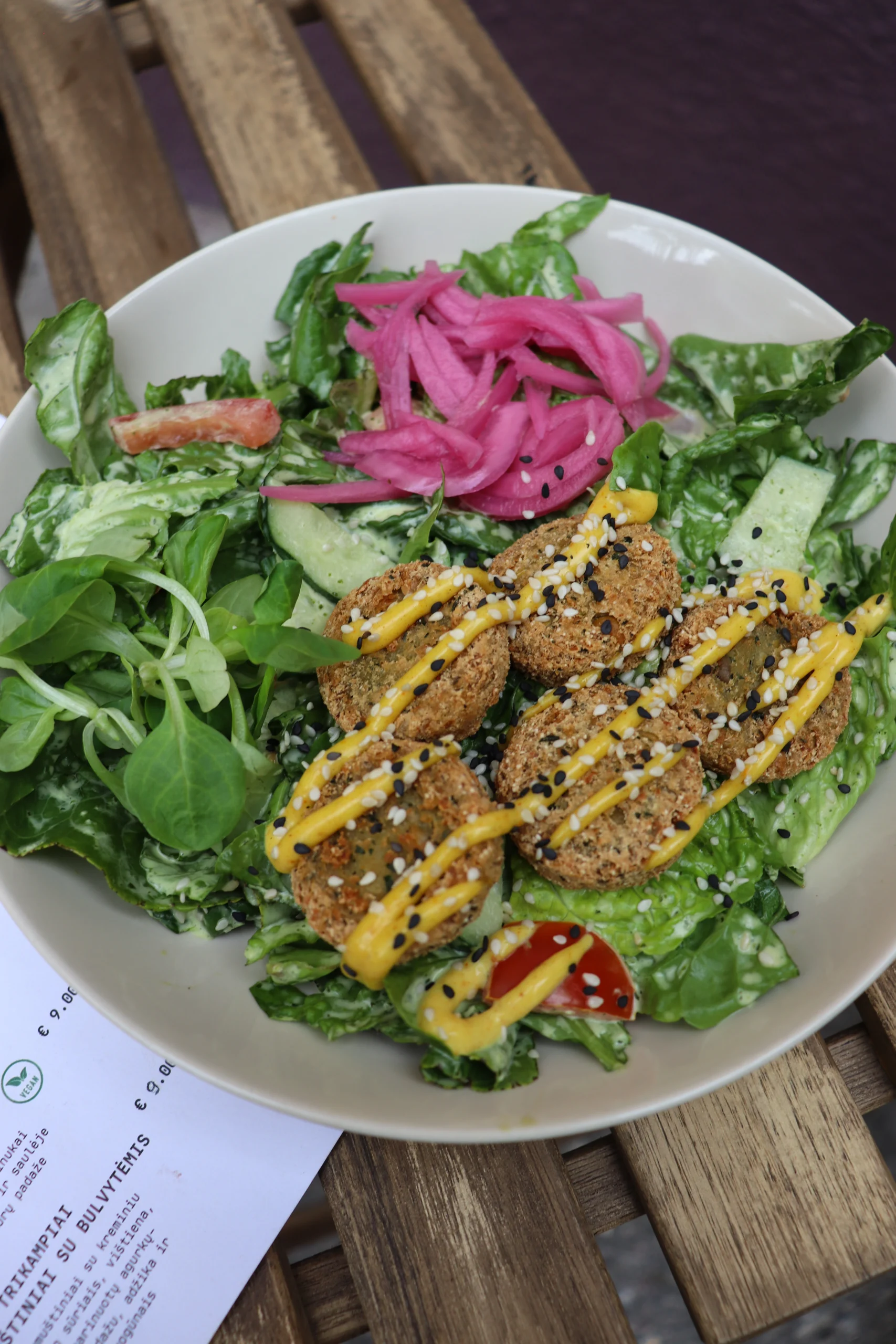 Salotos su falafeliais