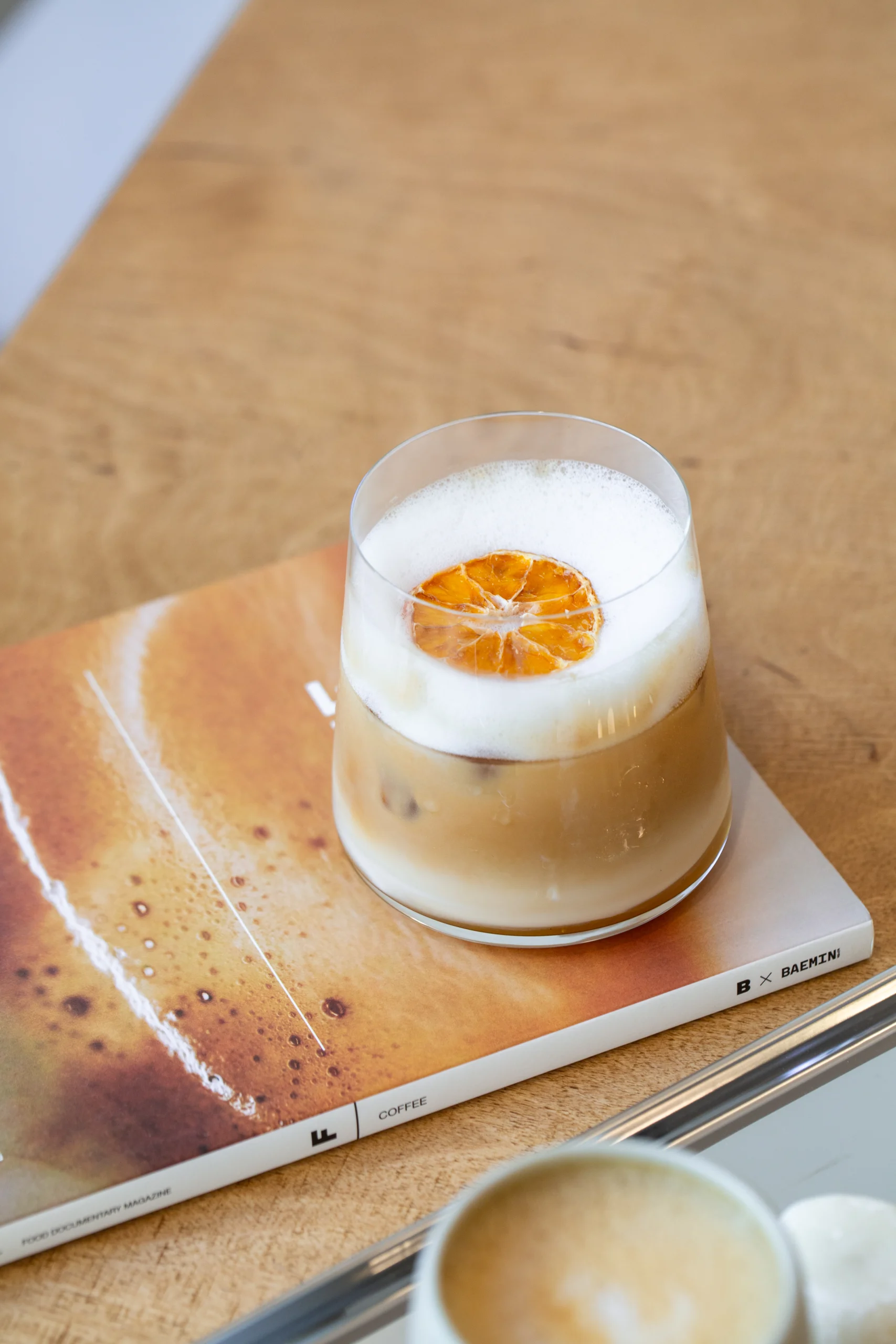 Latte su augaliniu pienu
