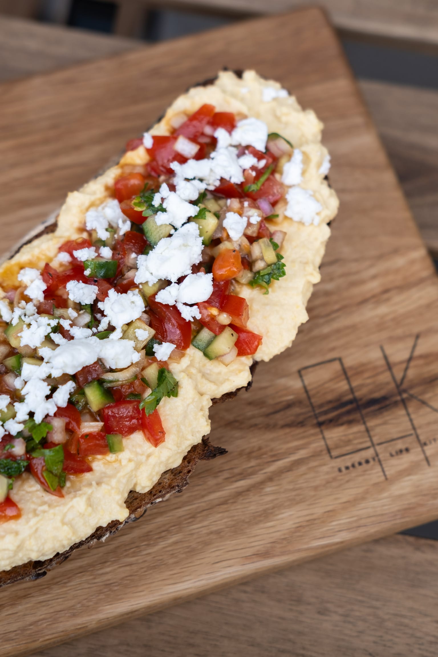 Skrebutis su humusu ir vegan feta