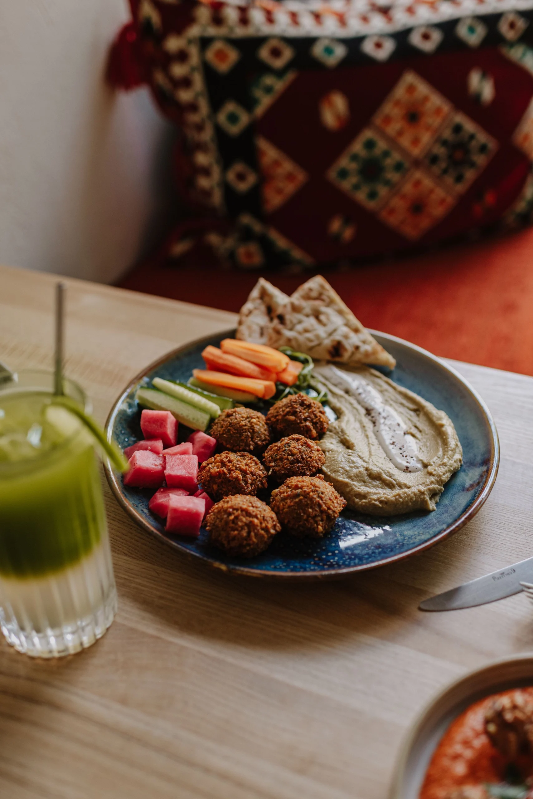 Falafeliai, humusas ir salotos