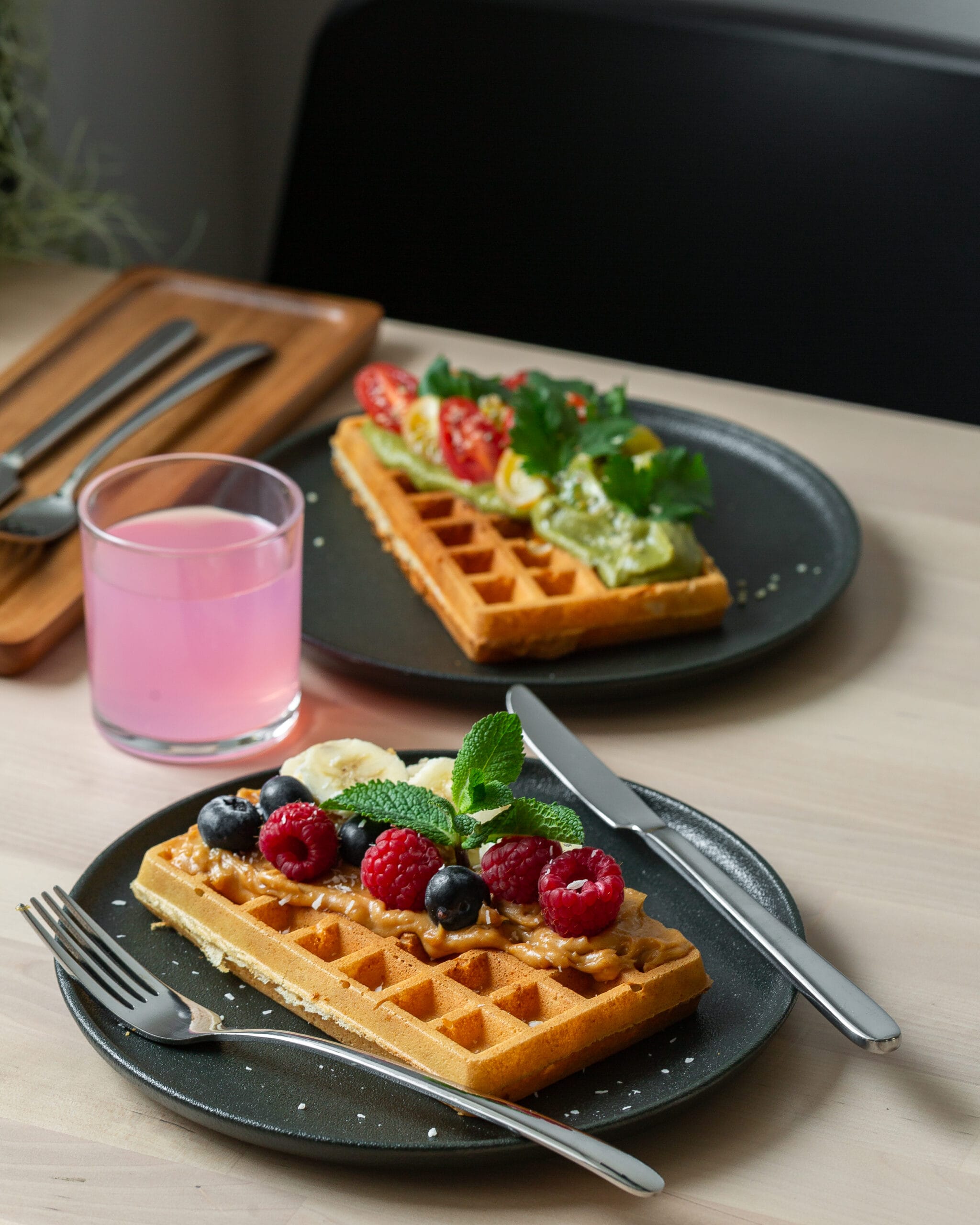 Dviejų rūšių augaliniai vafliai Colibri vegan food kavinėje Vilniuje