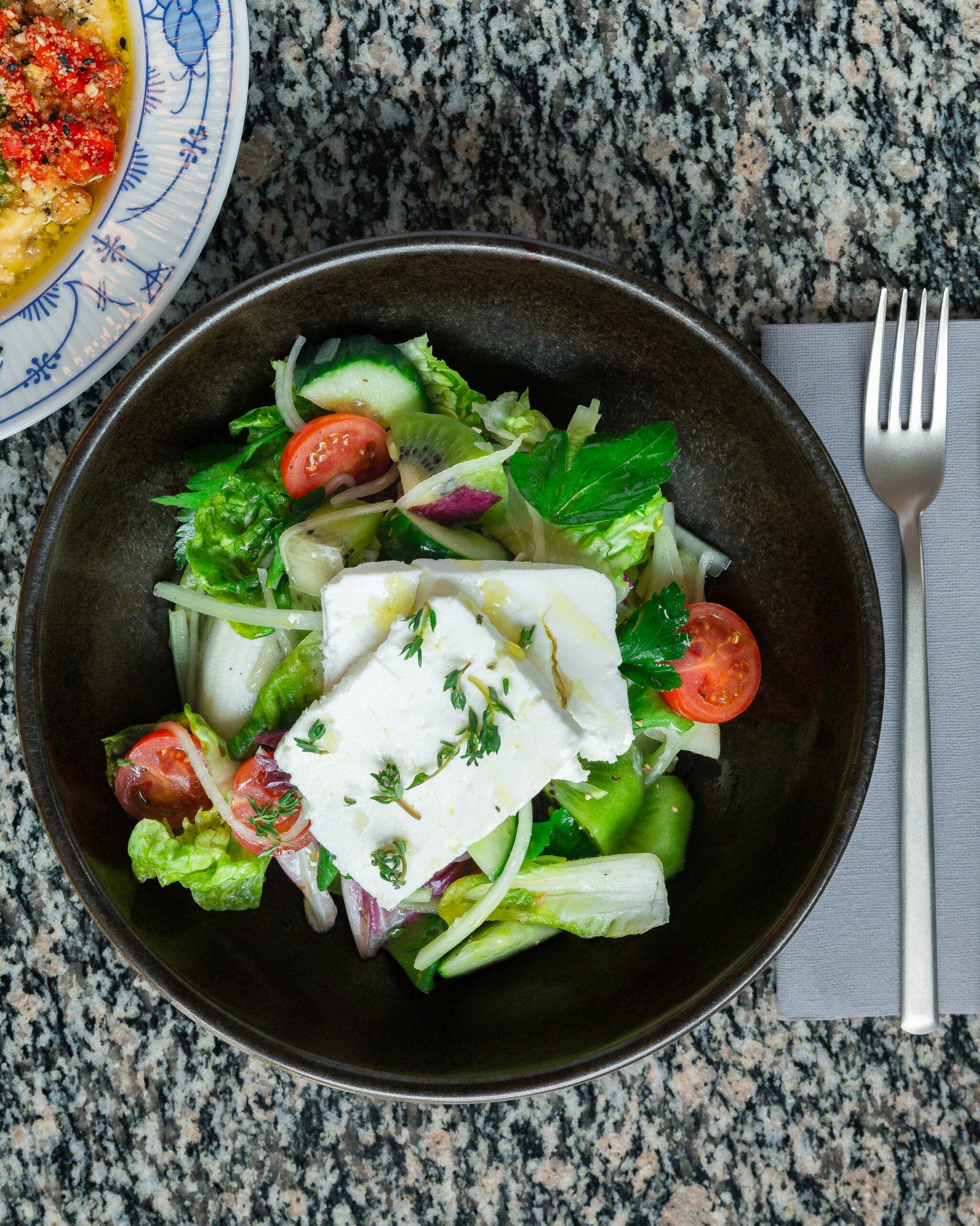 Salotos su vegan feta Tummo restorane Vilniuje