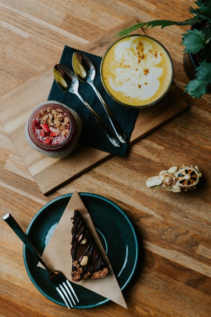 Vegan desertai ir karšti gėrimai kavinėje 10 tiltų