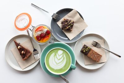 Vegan desertai, chia pudingas ir matcha latte