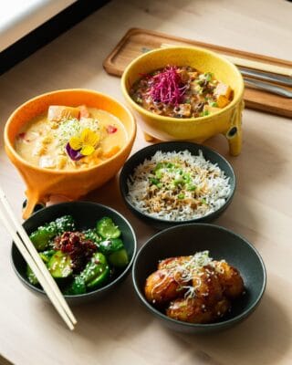 Augaliniai patiekalai Colibri vegan food kavinėje Vilniuje.