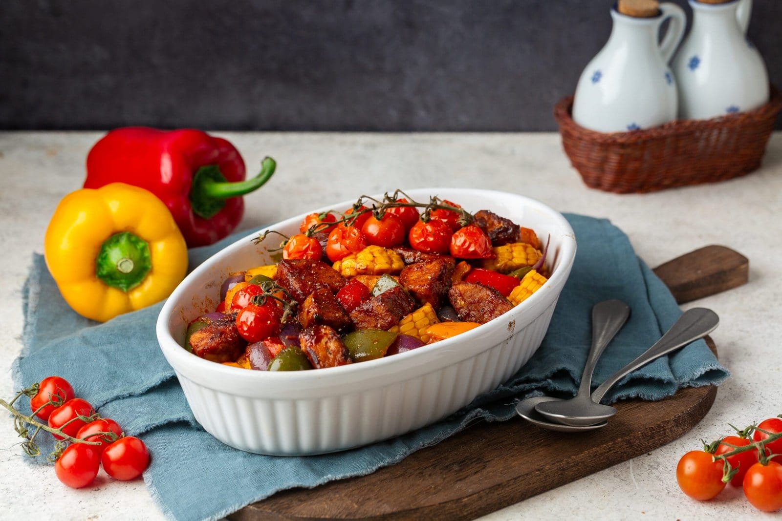Barbekiu tempė su keptomis daržovėmis
