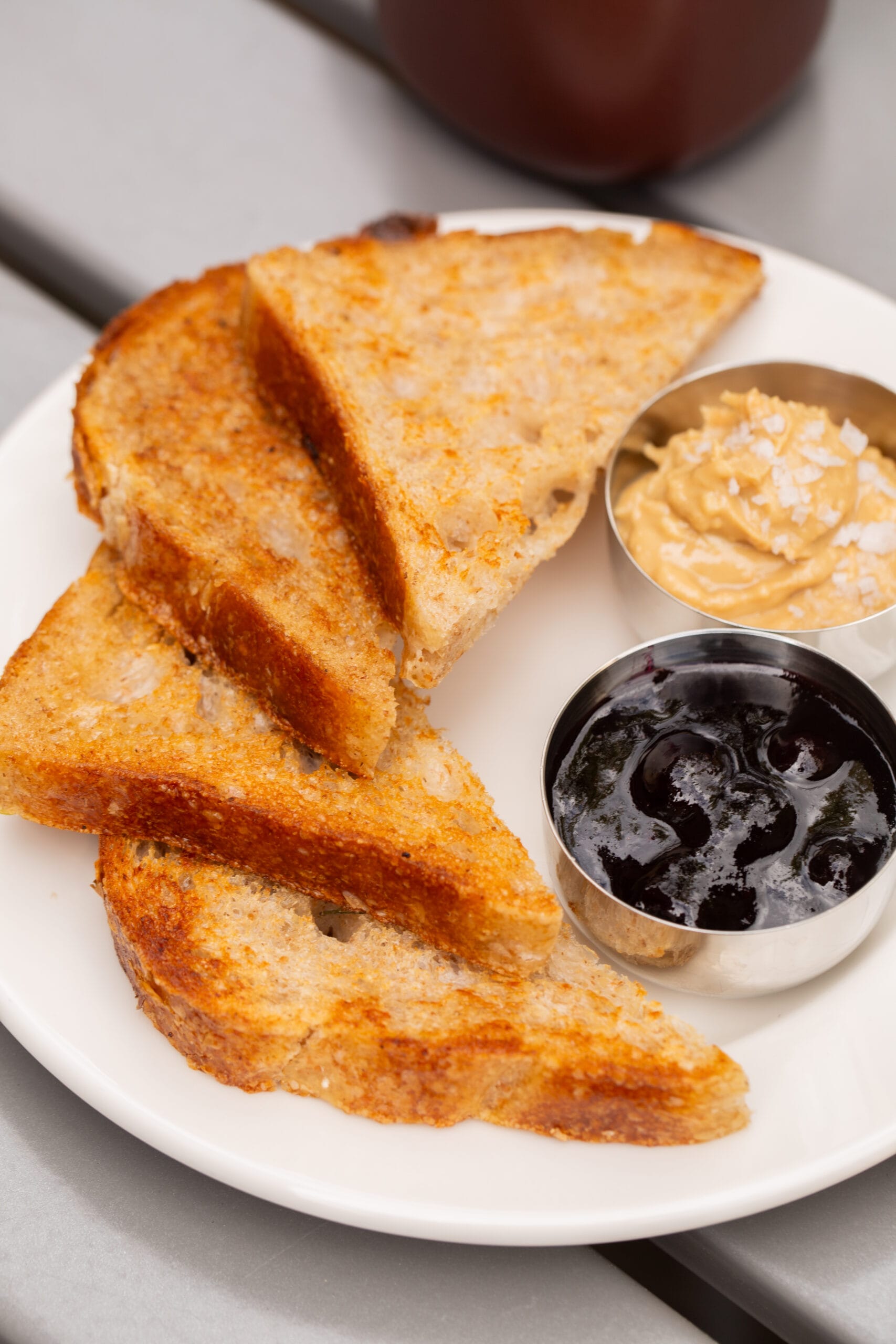 Sourdough raugo duona su riesutu sviestu ir uogiene