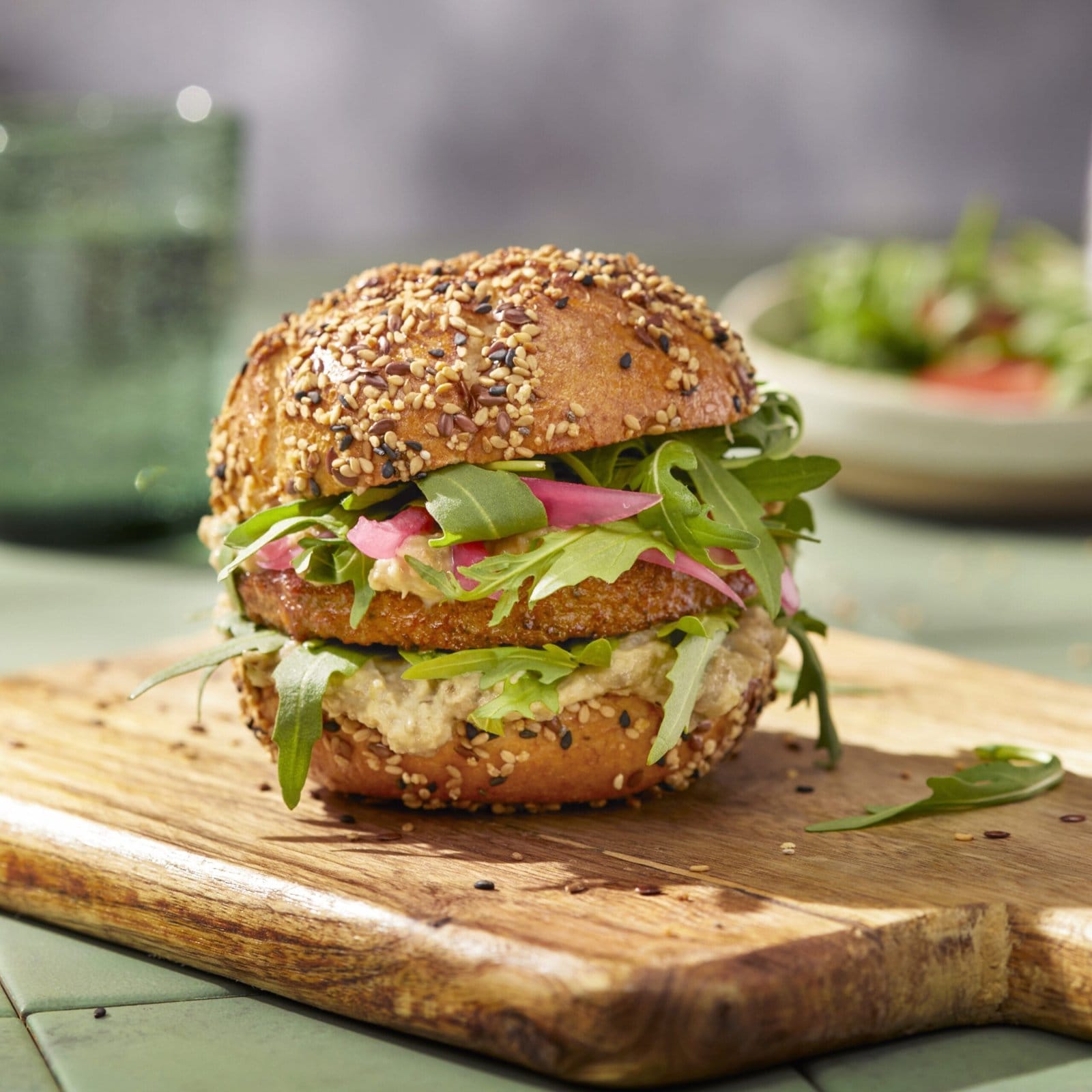 Burgeris su augaliniu maltinuku ir baklažanų užtepėle Baba ganoush