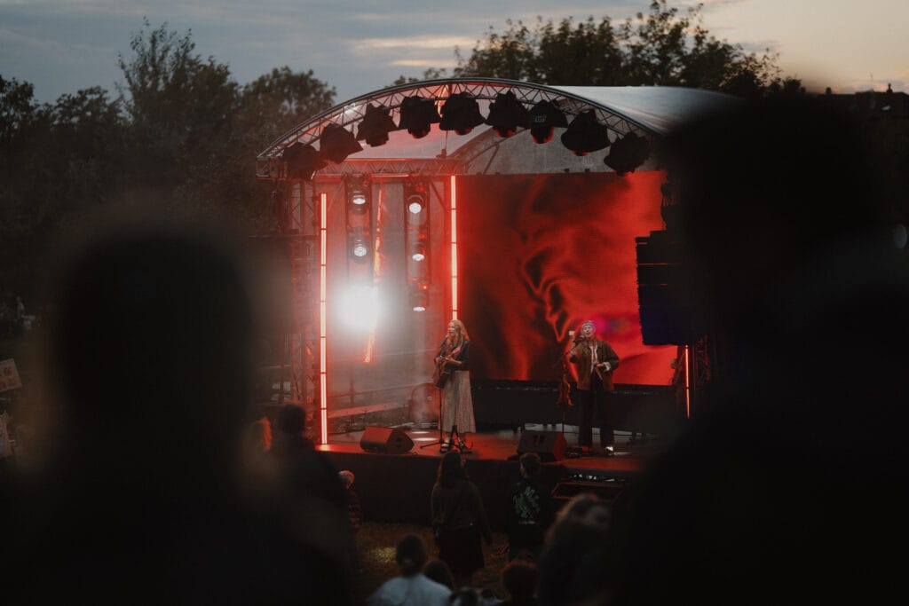 Muzikos grupė Baltos varnos scenoje.