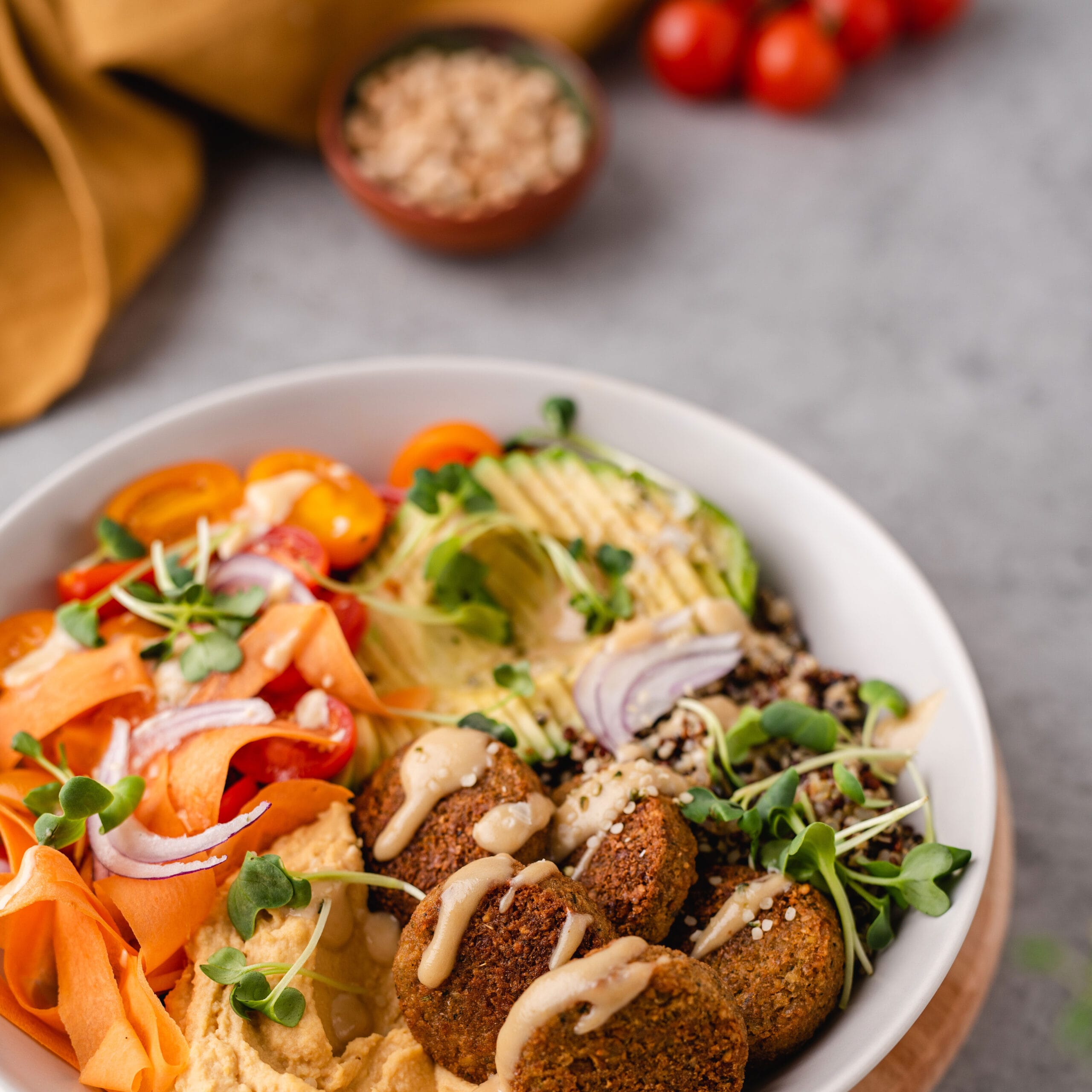 Dubenėlis su falafeliais, daržovėmis ir humusu.