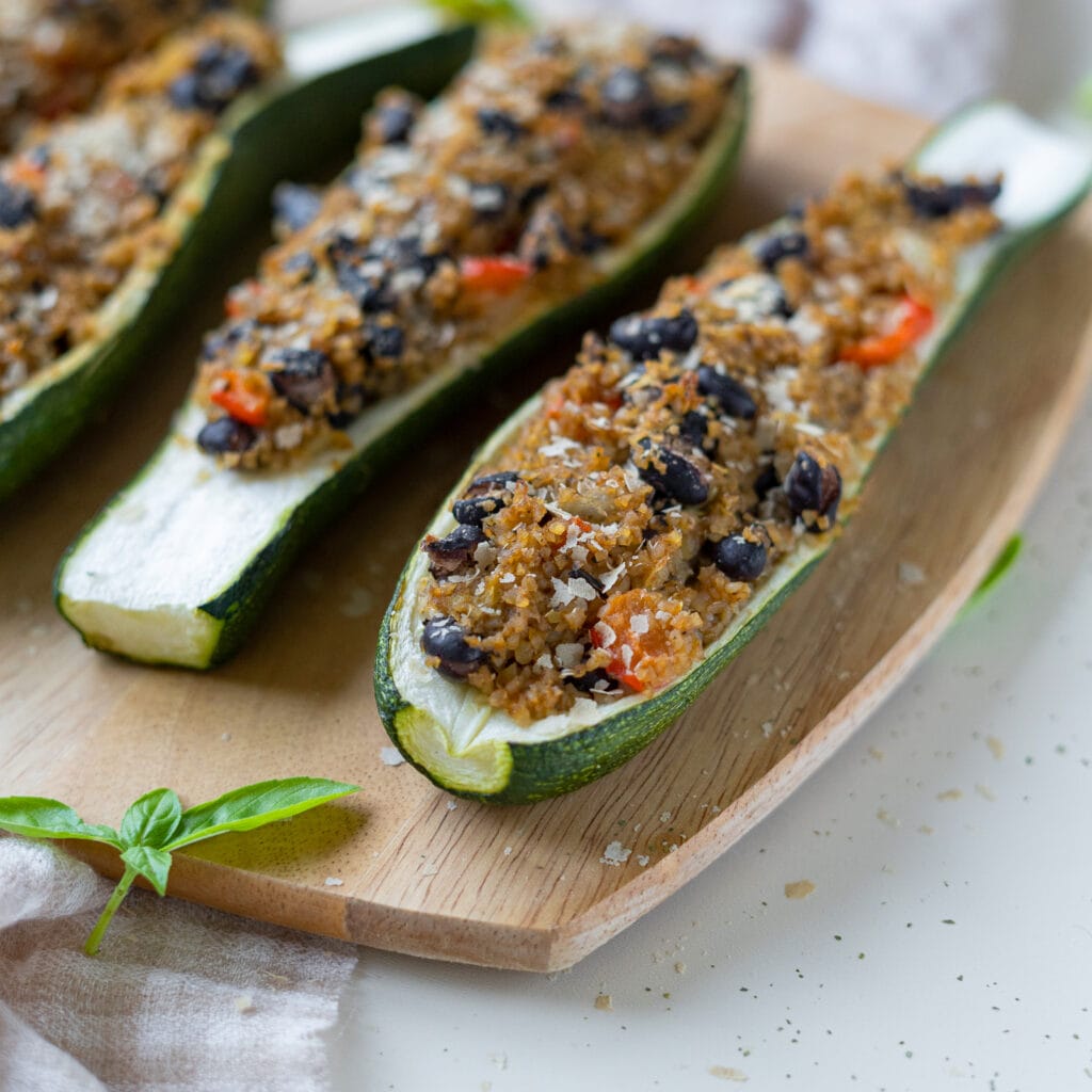 Įdarytos cukinijos su bulguro kruopomis ir pupelėmis