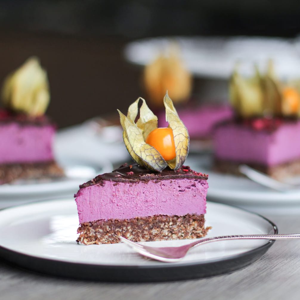 Augalinis juodųjų serbentų tortas