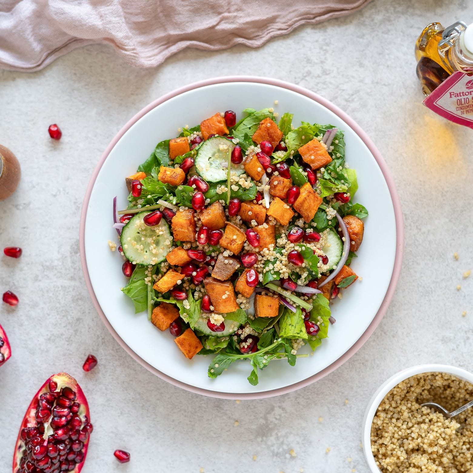 Salotos su kynva, keptais batatais ir granatų sėklomis