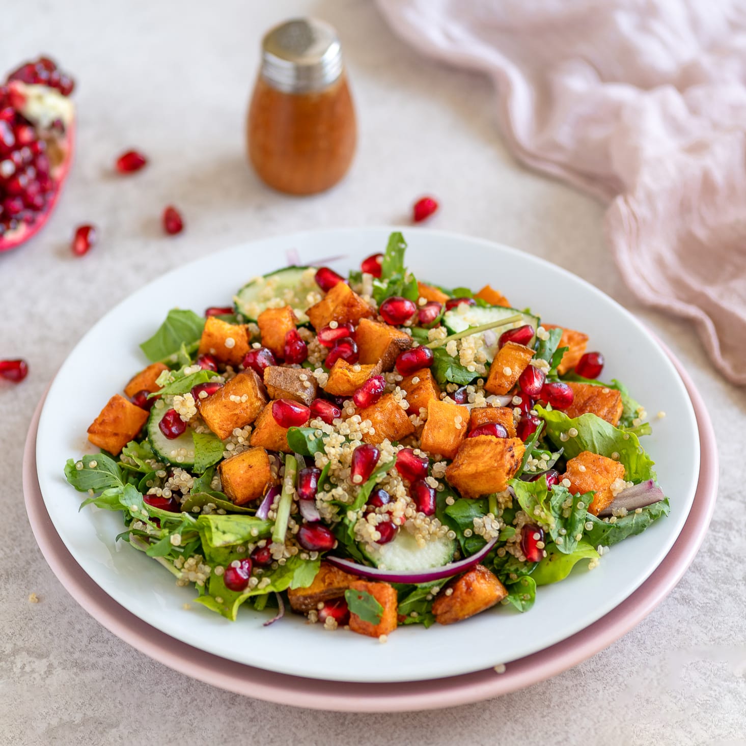 Salotos su kynva, keptais batatais ir granatų sėklomis