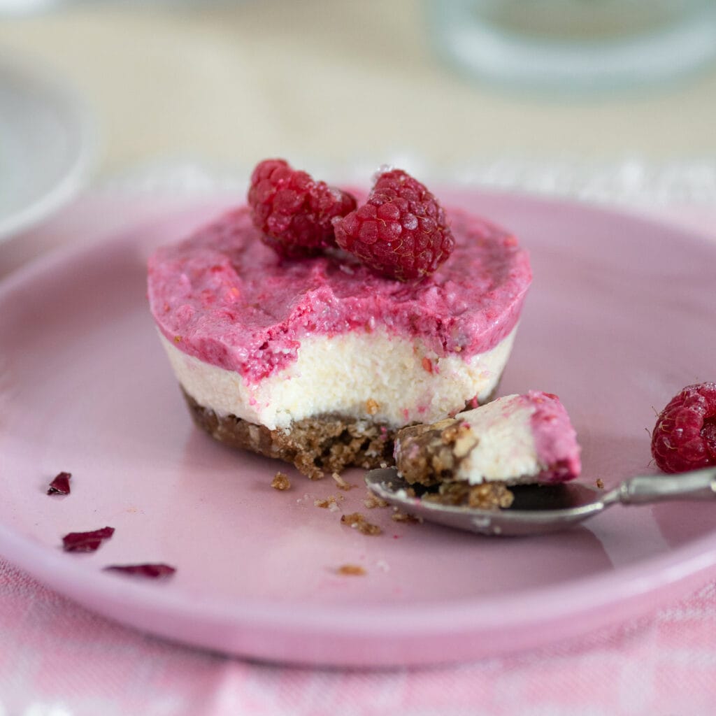 Trijų sluoksnių augalinis pyragaitis su avietėmis