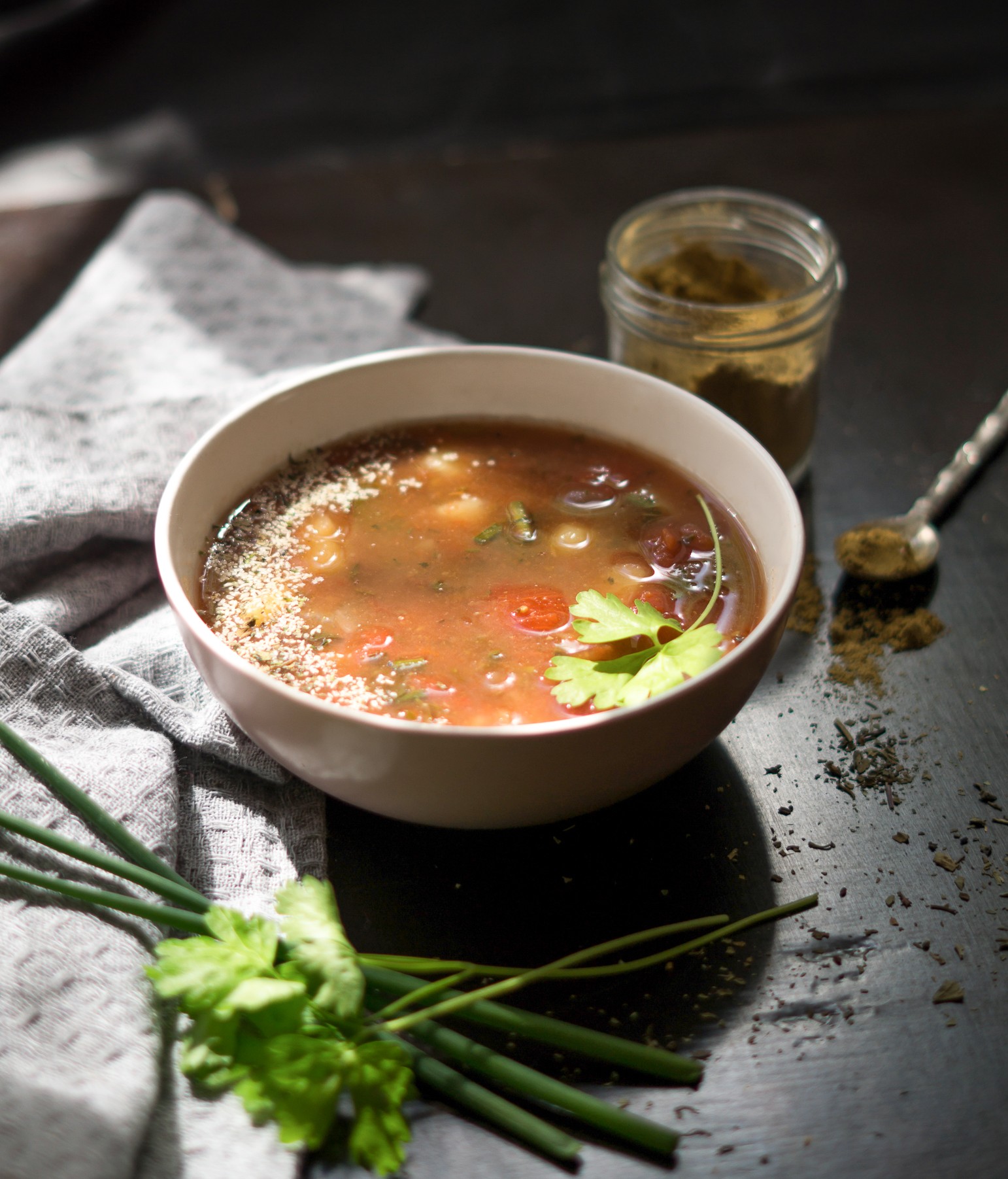 Pomidorų sriuba su kuminu ir bazilikais