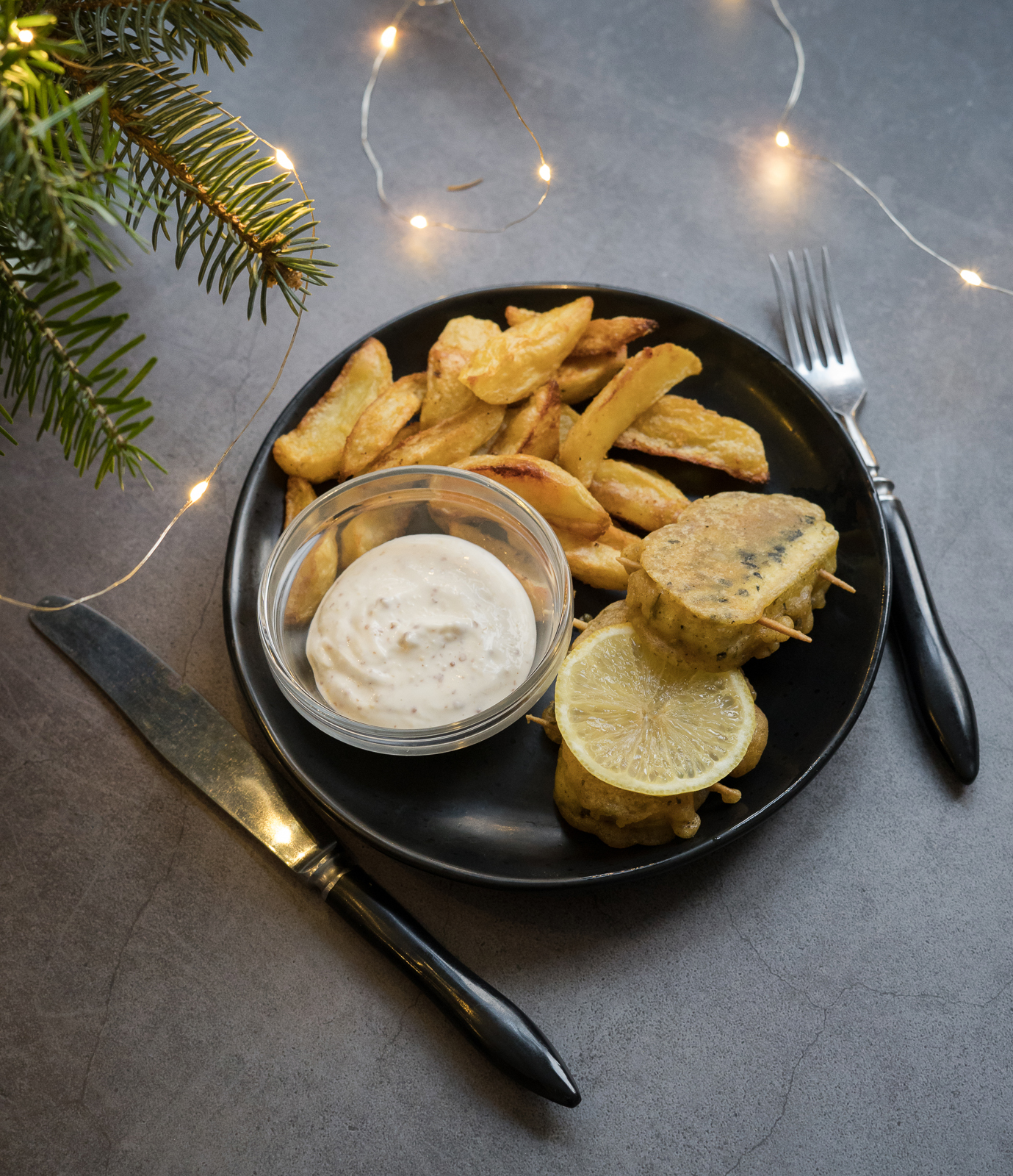 Augaliniai tofu kepsneliai su nori dumbliais ir traškia plutele, patiekti su majoneziniu padažu ir keptomis bulvytėmis
