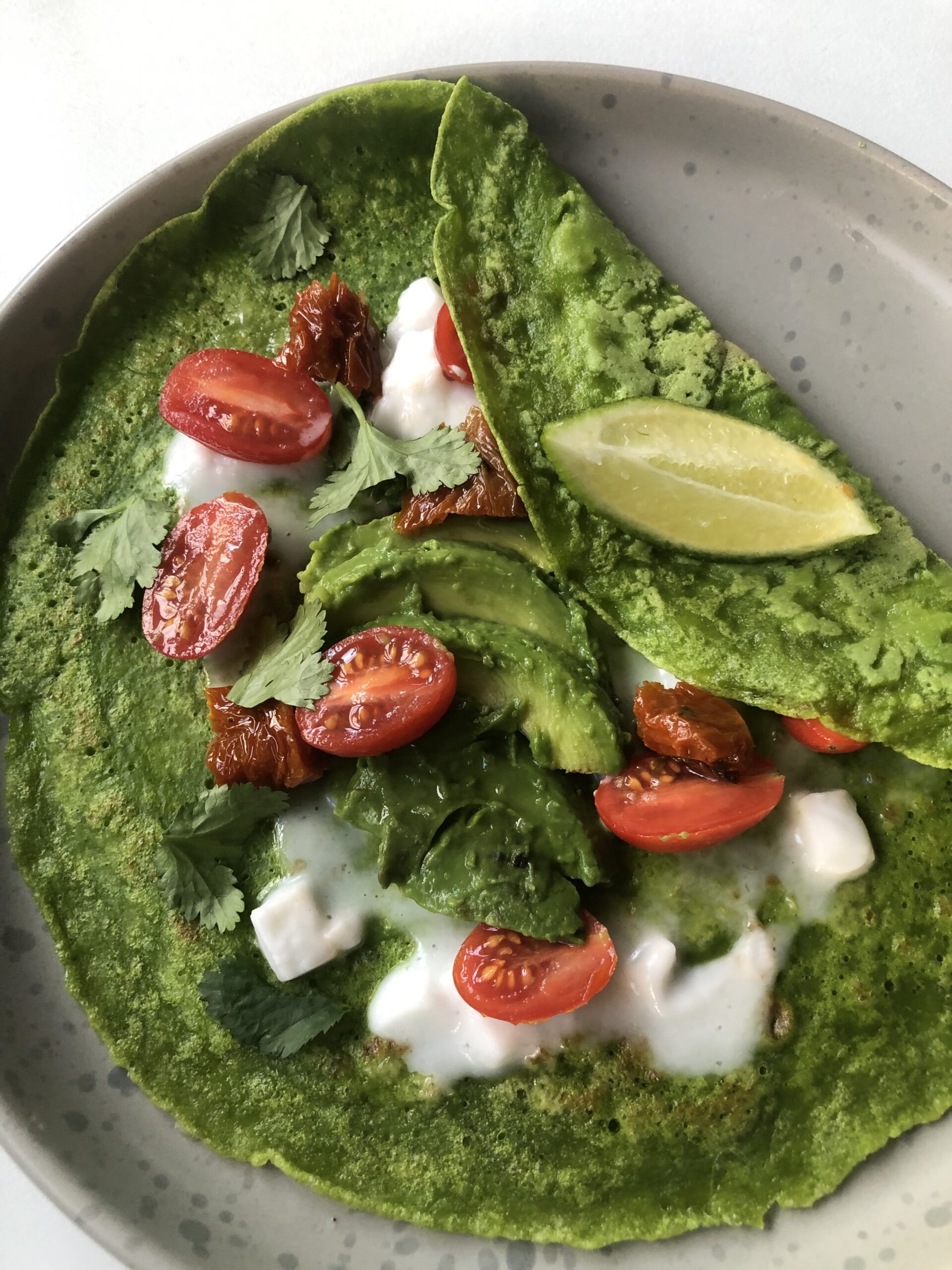 Špinatiniai lietiniai su pomidoriukais ir augaline feta