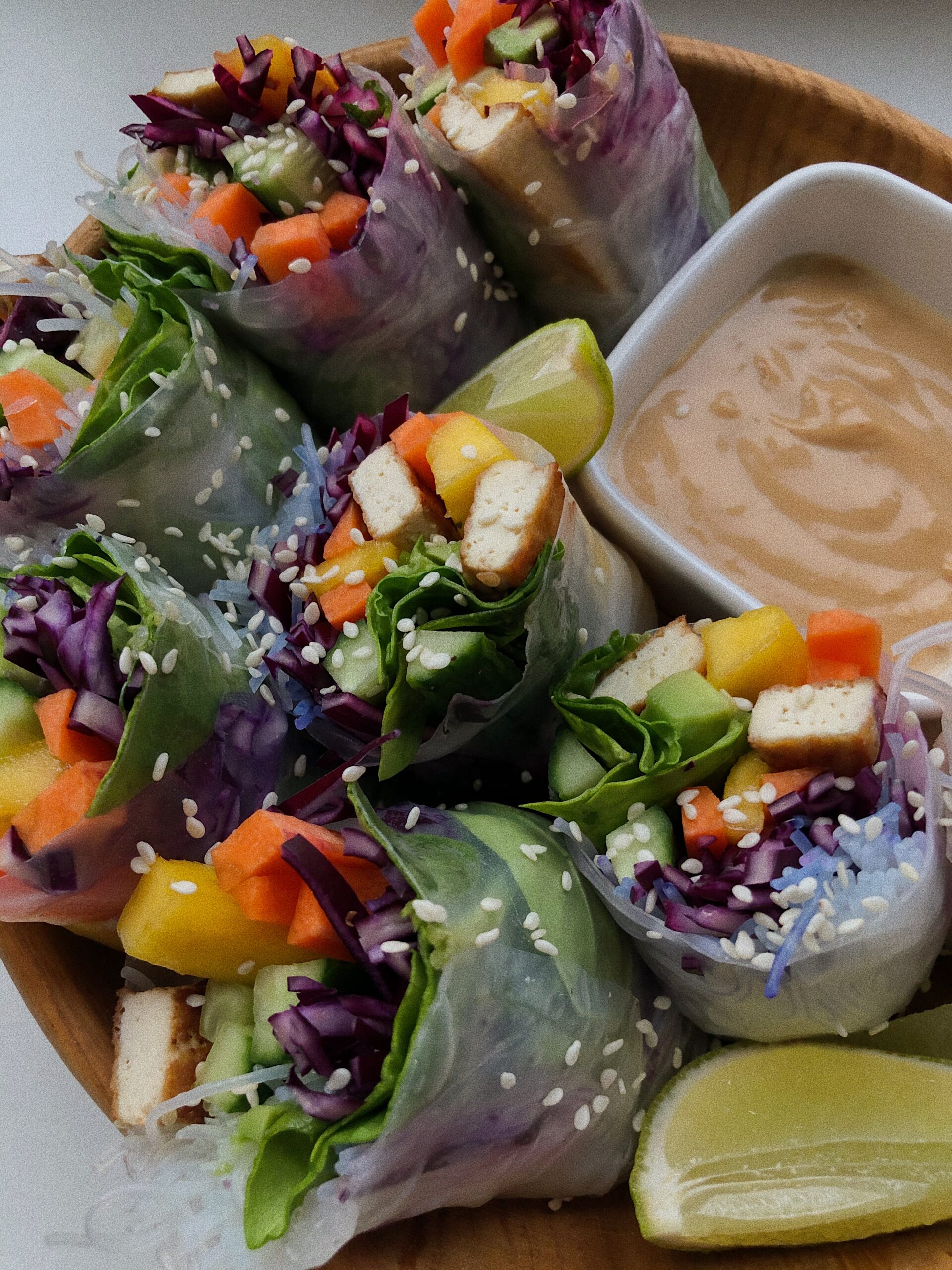 „Spring rolls“ su daržovėmis, mangu ir mėtomis