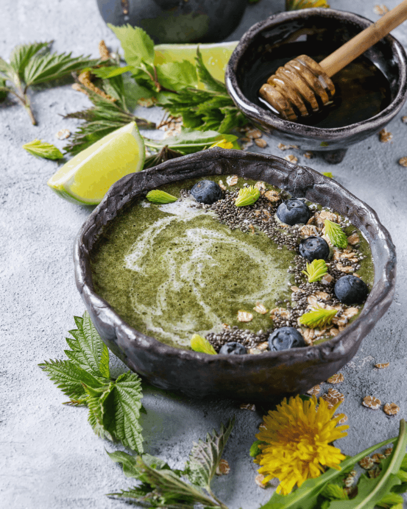 žalias glotnučio dubenėlis, šalia jo laukinės pavasario sezoninės žolelės