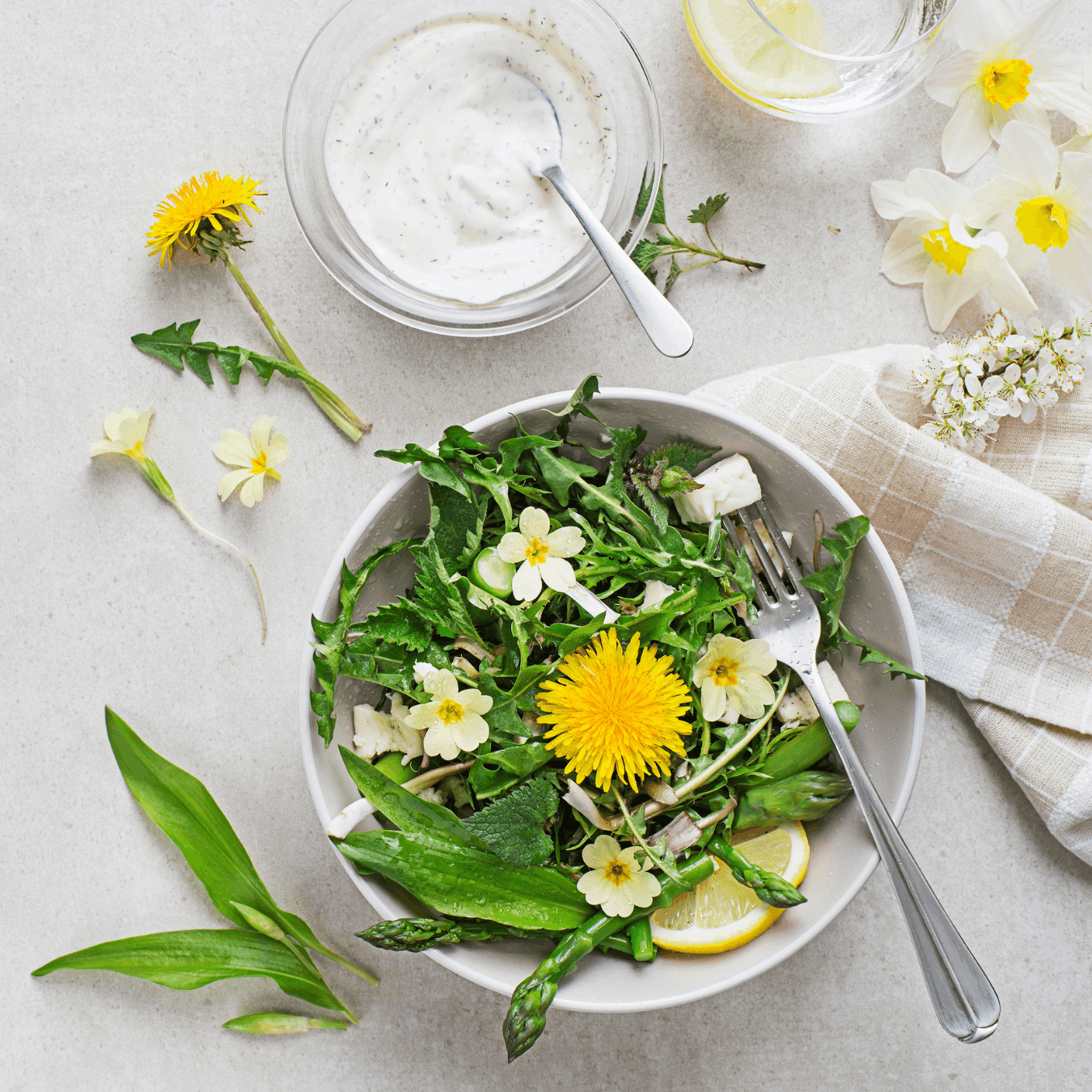 sezoninių pavasario ingredientų salotos